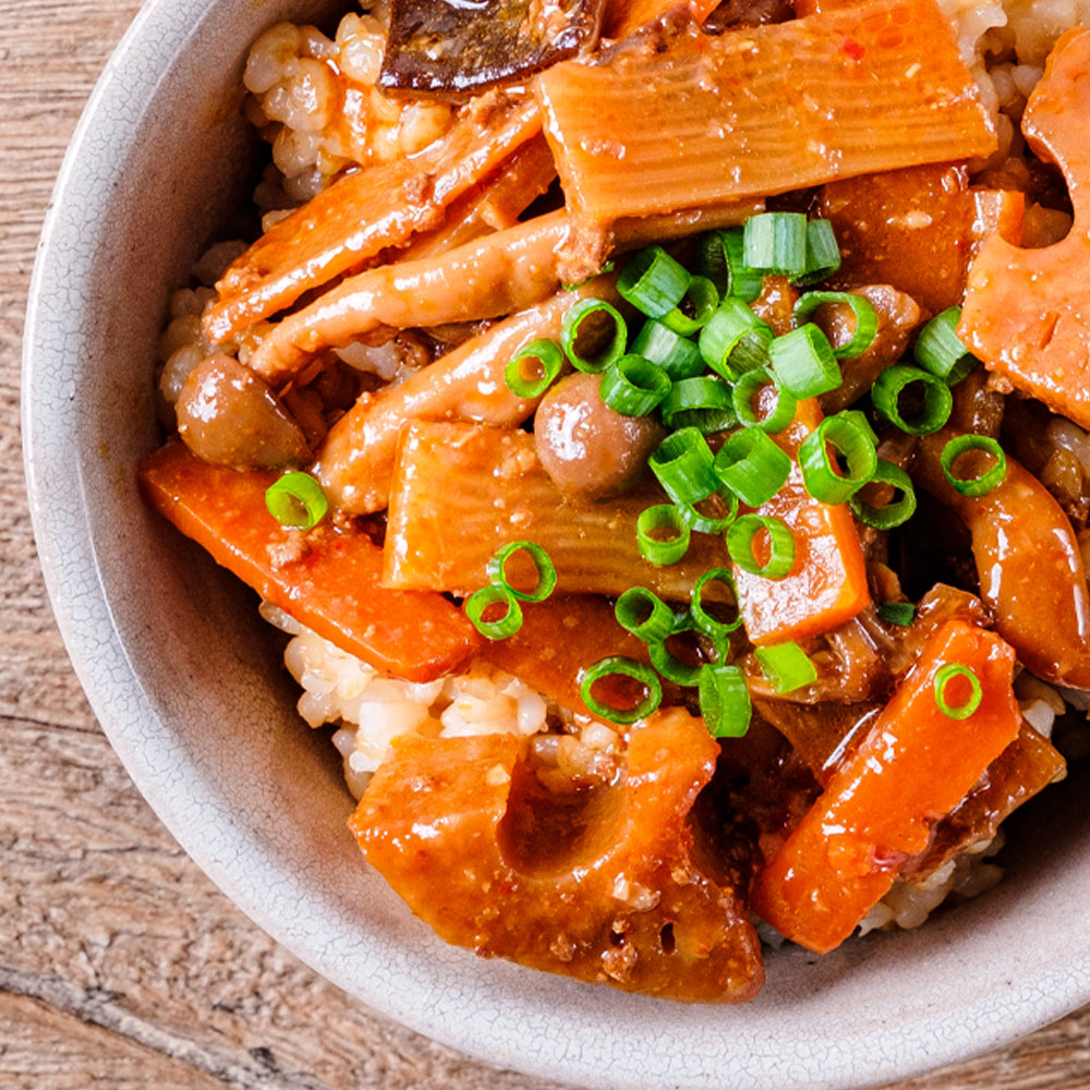 豆板醤の辛さと花椒香るシビ辛系野菜丼！