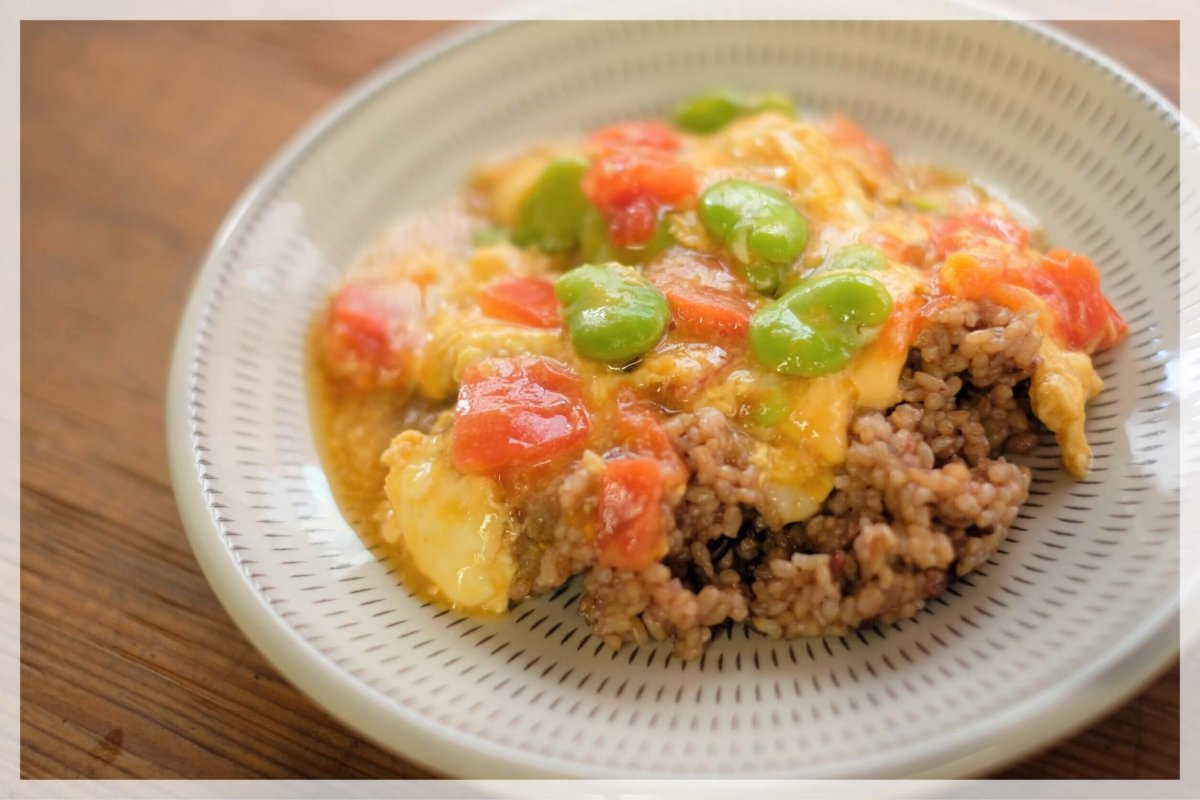 旬のそら豆とトマトのとろとろ卵あんかけ丼