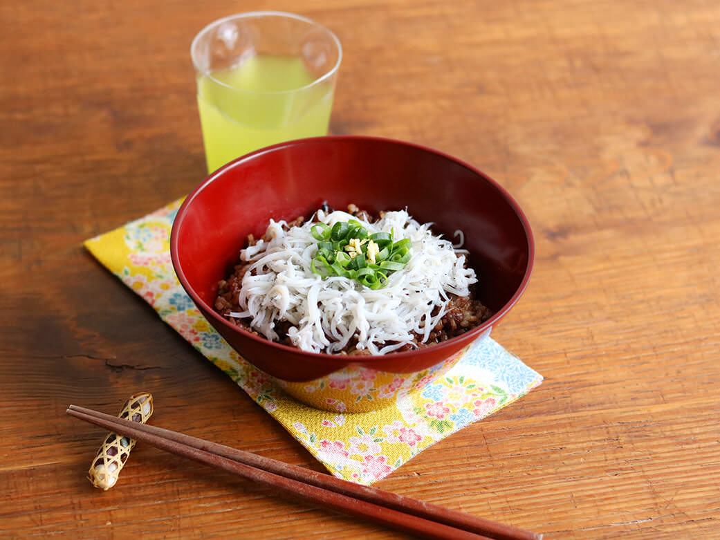寝かせ玄米で釜揚げしらす丼|いろは 仙台アンダンチ店の給食レシピ