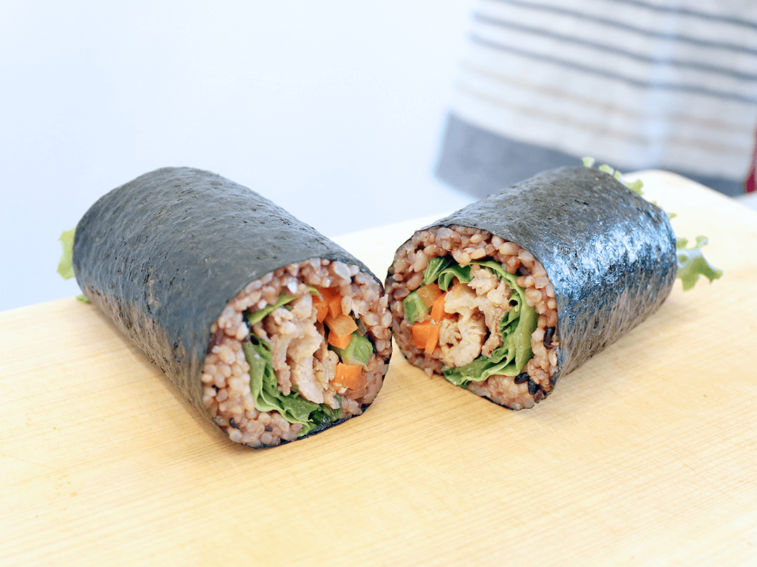 【#スタミナロール編】寝かせ玄米ごはんパックで巻き寿司を作ろう!スタミナ豚肉ロール寿司のレシピ