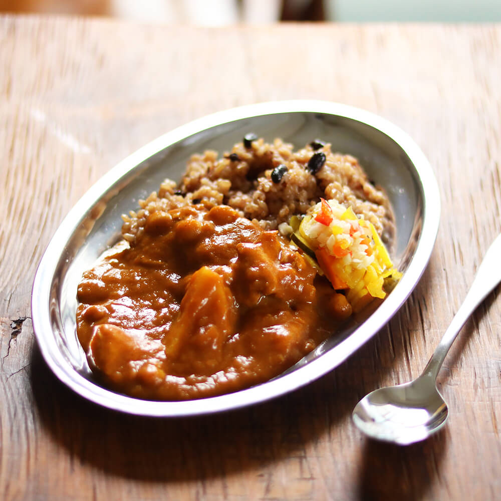 トマトの酸味と素材の甘さがポイントの「ごろごろ野菜とひよこ豆のカレー」。