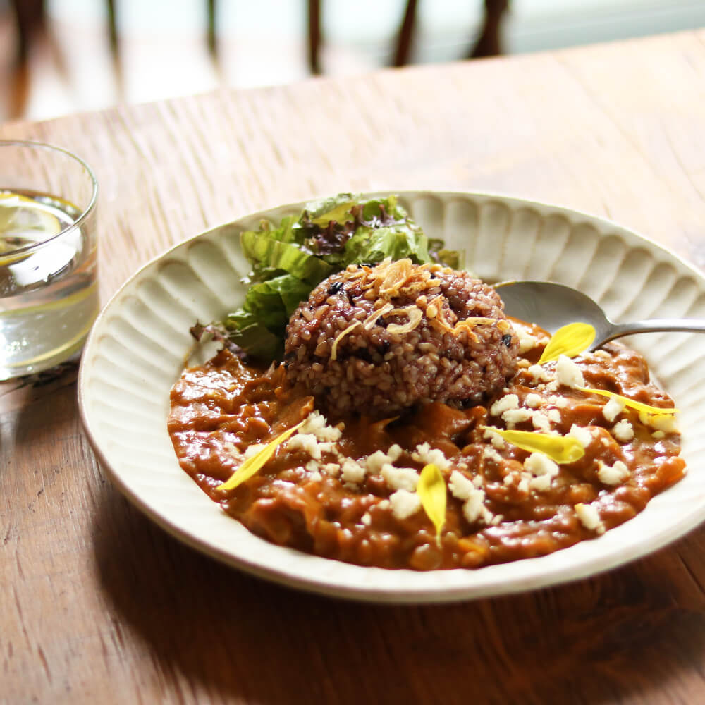 塩糀のコクとまいたけの食感が人気の「まいたけと玉ねぎの糀ポークカレー」。