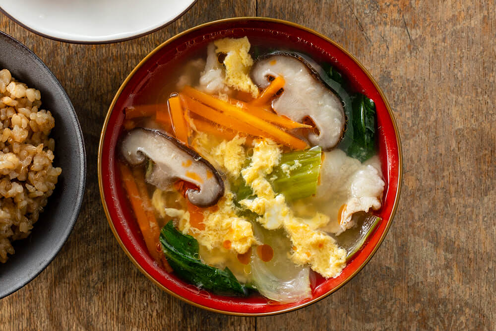 【ツマめしレシピ】19|秋が旬の食材でシンプルに味わう。椎茸とチンゲン菜のかき玉スープ。