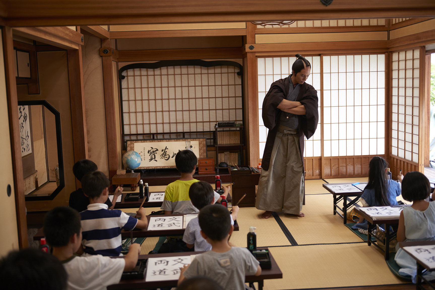 Япония школы видео. Самурайская школа в средневековой Японии. Сенсей Самурай. Школы для самураев в Японии в 18 веке.
