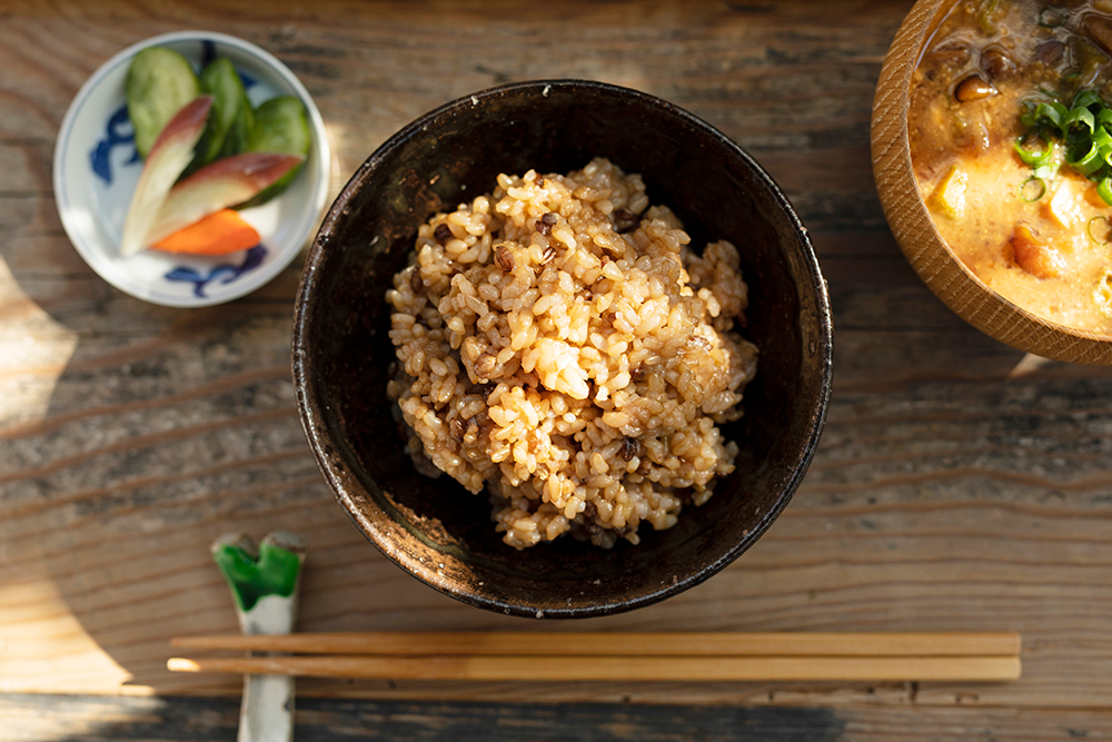 玄米ごはんのある食卓のイメージ