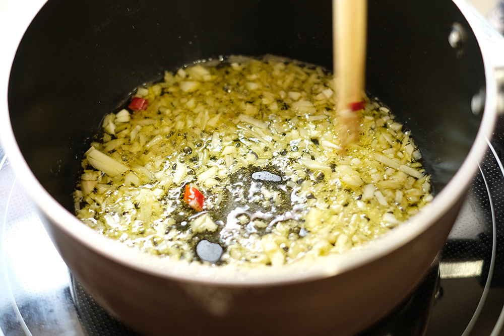 香味野菜を油で炒める