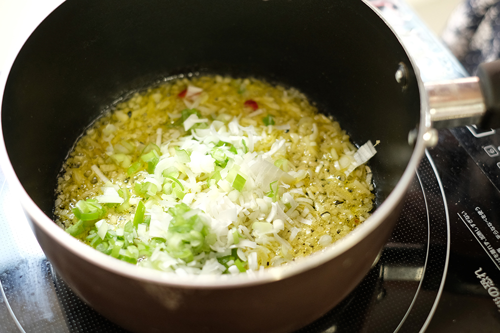 香味野菜を油で炒める