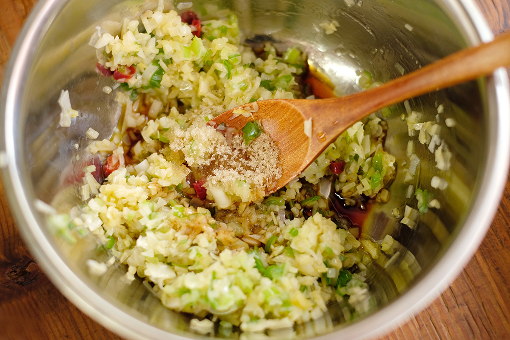 香味野菜に調味料を混ぜる