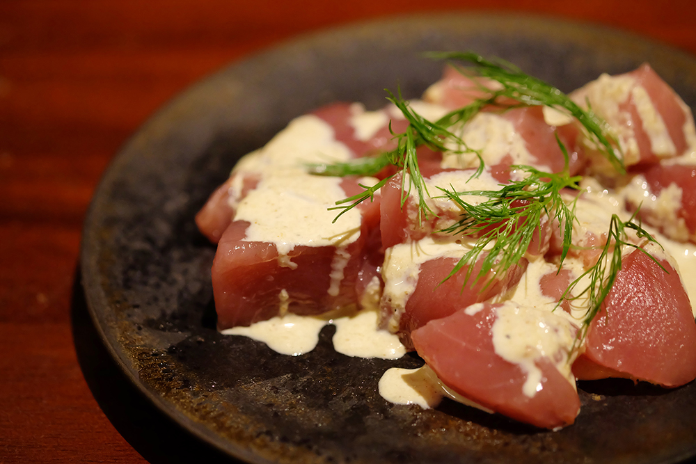 ぬか床のドレッシングをかけたマグロのお刺身